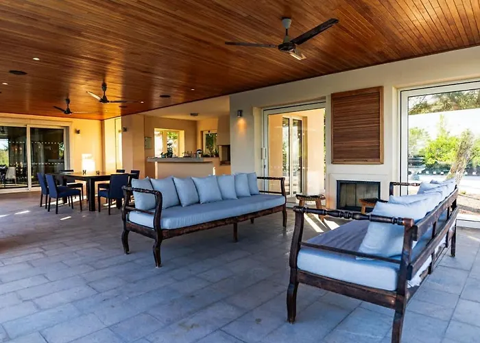 Epavli Papadopoulou - Luxury - Pool & Garden Kornos