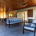 Epavli Papadopoulou - Luxury - Pool & Garden Kornos