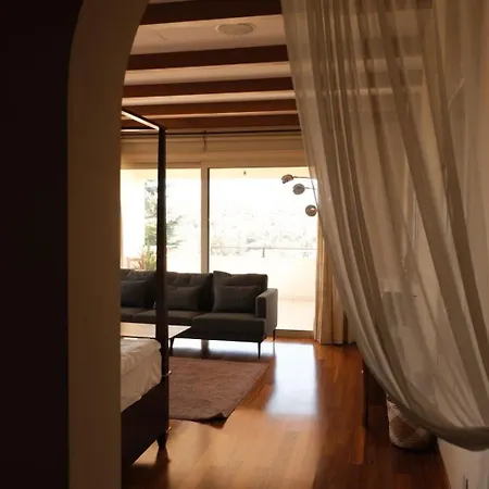 Epavli Papadopoulou - Luxury - Pool & Garden Willa Kornos