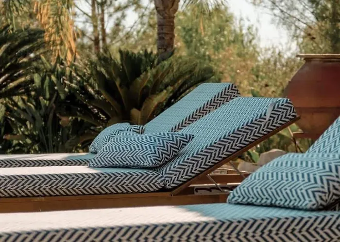 Epavli Papadopoulou - Luxury - Pool & Garden Kornos