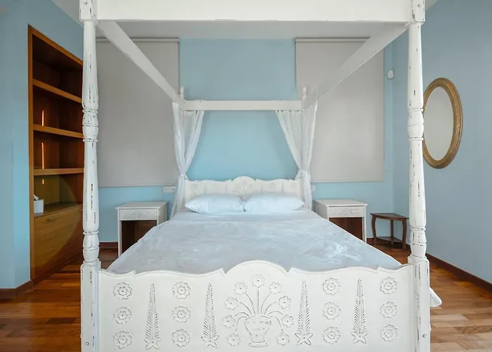 Epavli Papadopoulou - Luxury - Pool & Garden Kornos