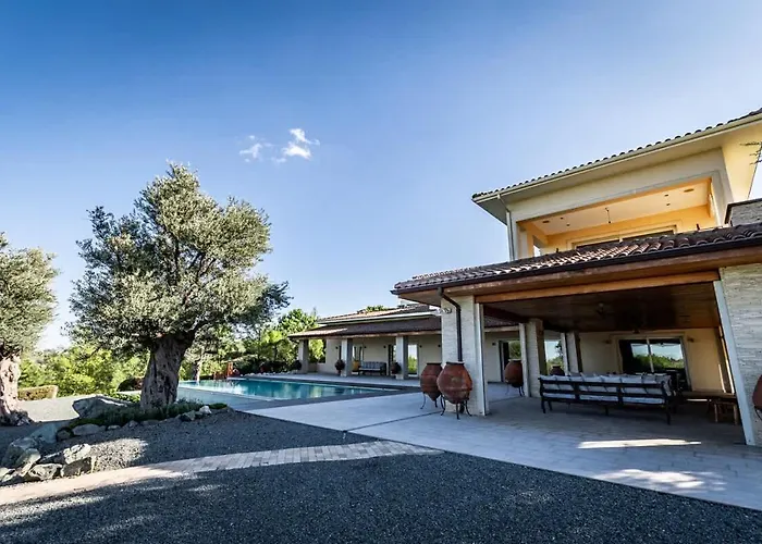 Epavli Papadopoulou - Luxury - Pool & Garden * Kornos